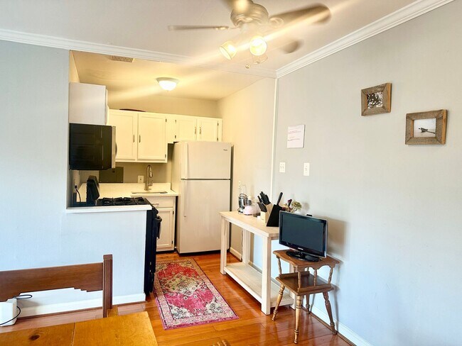 Building Photo - 1 Bed 1 Bath!  Pets Welcome!  Parking!