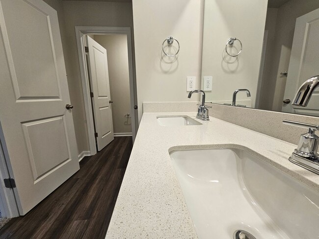 Building Photo - Like-New townhome in Concord