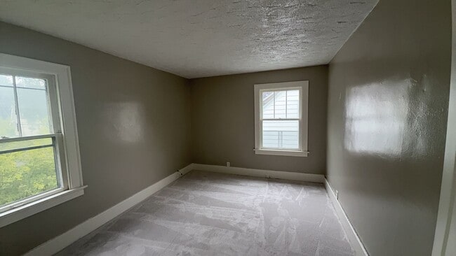 Building Photo - 2040 Wyndhurst Rd