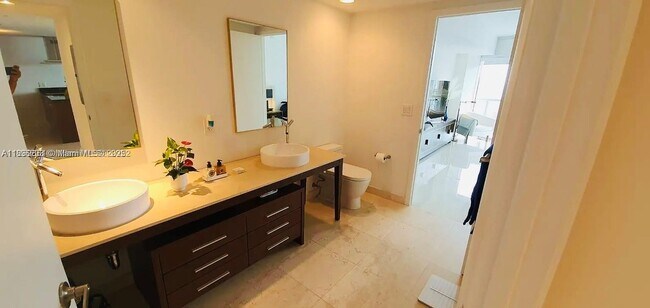 Building Photo - 495 Brickell Ave