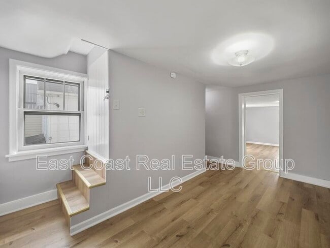 Building Photo - 258 W King St