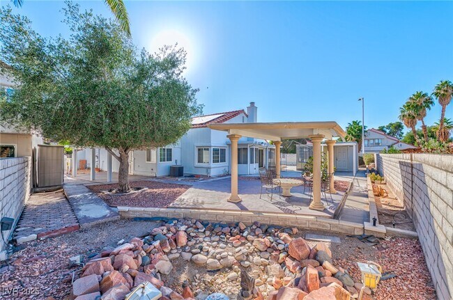 Building Photo - 2728 Miraflores Ave