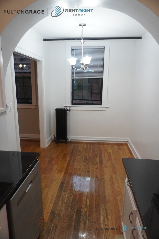 Building Photo - 426 W Briar Pl