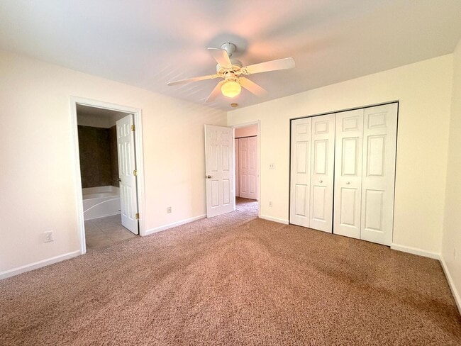 Building Photo - Spacious 3BR/3BA AVAILABLE NOW!