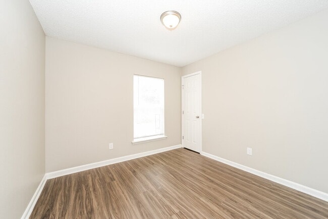 Building Photo - 11576 Kings Ridge Ct N