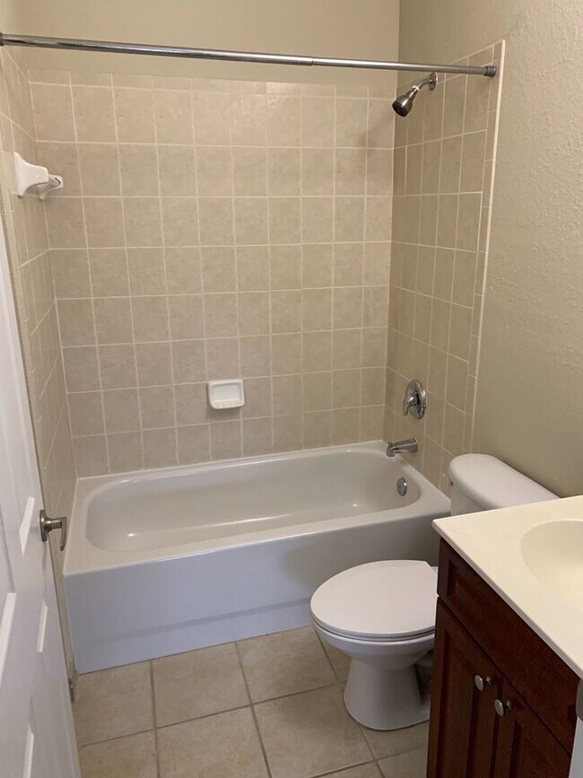 Building Photo - Beautiful Townhouse Style Apartment availa...