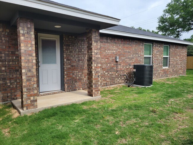 Building Photo - 1606 Pontotoc