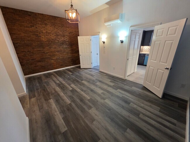 Building Photo - Newly Renovated 3 Bedroom Apartment - Poug...
