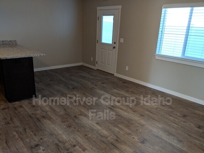 Building Photo - 790 Trails End