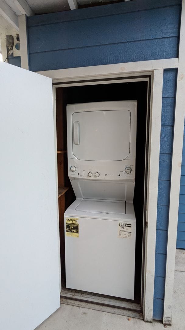 Building Photo - Private 1 Bed 1 Bath Back House with Yard ...