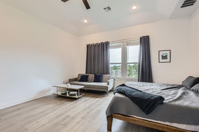Building Photo - 542 Round Vly Trl