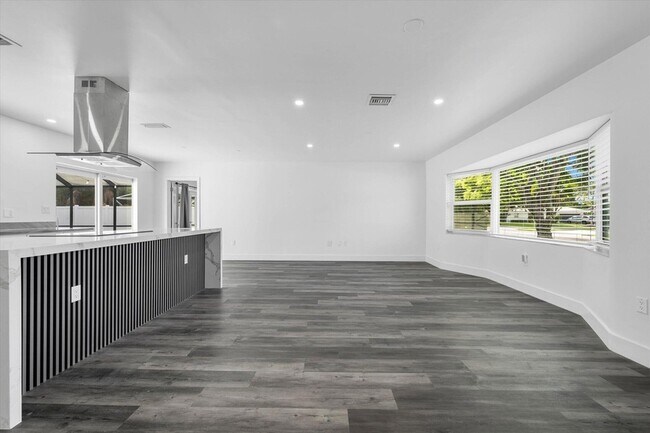 Building Photo - 1650 NW 9th St