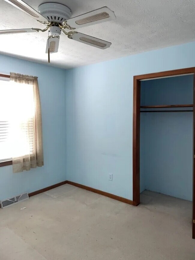 Building Photo - 3 Bedroom 2 Bathroom