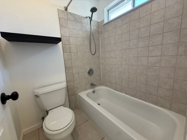 Building Photo - Charming 3 bedroom, 2 bathroom home locate...