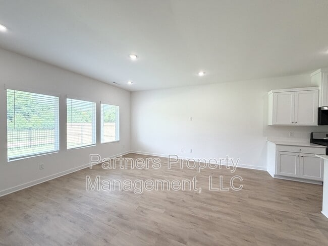 Building Photo - 509 S Neon Ave