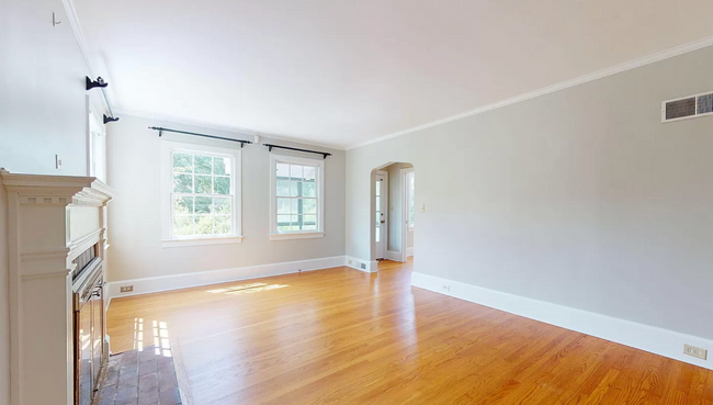 Building Photo - Charming 3-Bed Home with Modern Updates & ...