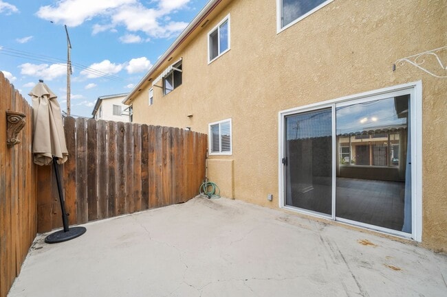 Building Photo - 2 Bed 1 Bath Updated Gated Condo Near Beac...