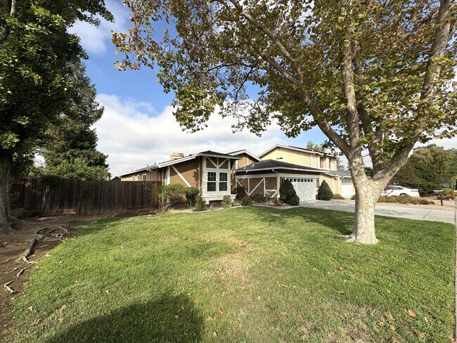 Building Photo - 3532 Rollingside Dr