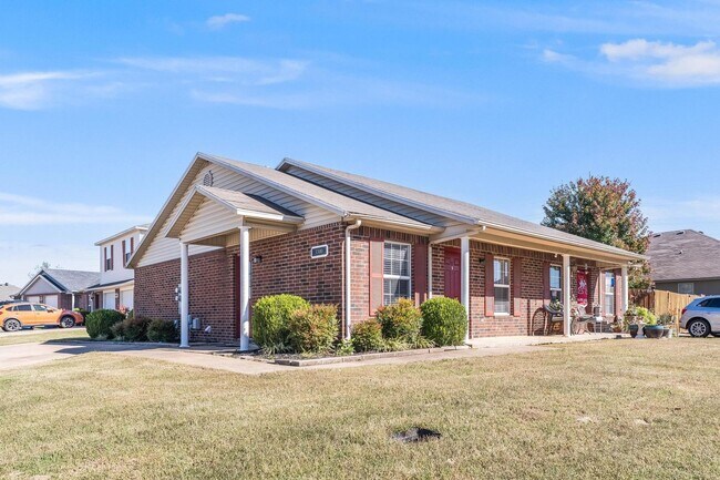 Building Photo - 3300 SW Landau Ct