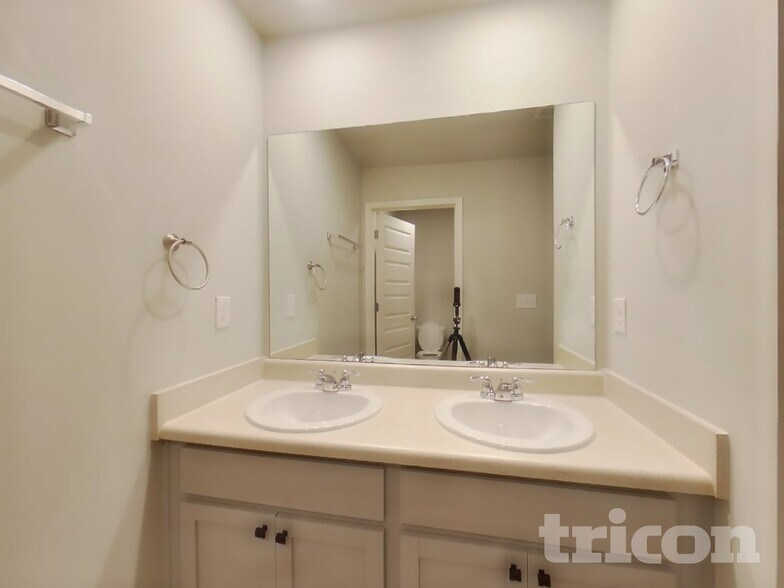 Building Photo - 767 Humphry Dr