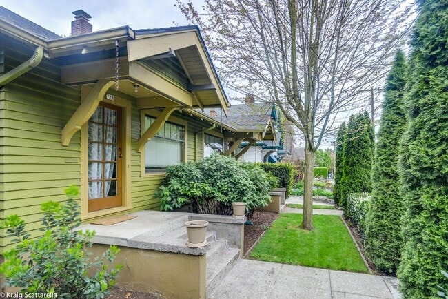 Building Photo - 724 NE 19th Ave