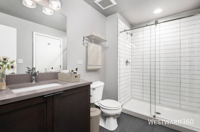 Building Photo - 121 N Green St