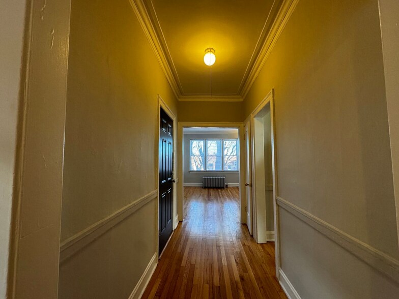 Building Photo - 6422 N Greenview Ave