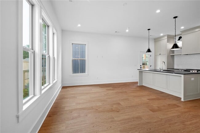 Building Photo - 267 E 11th St