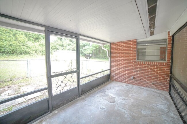 Building Photo - 3 Bed / 2 Bath Brick Home With Yard In Town