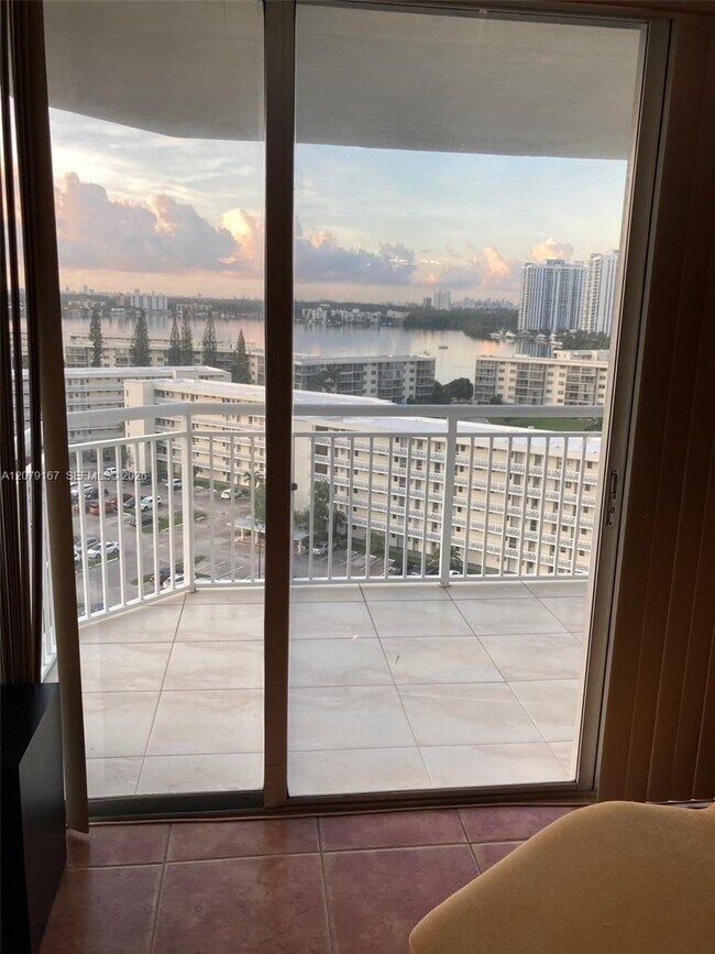 Building Photo - 18011 Biscayne Blvd