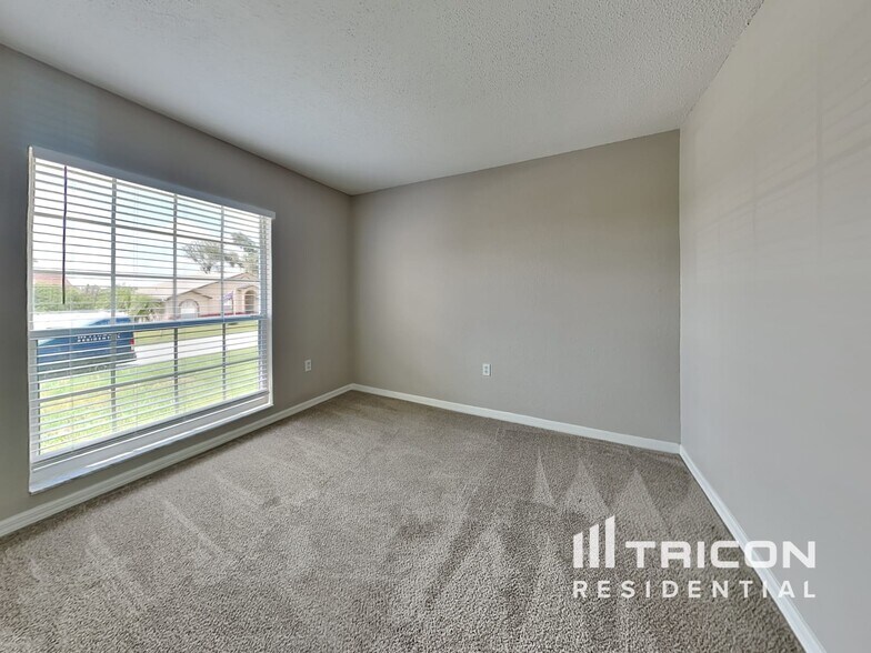 Building Photo - 7833 Manor Dr