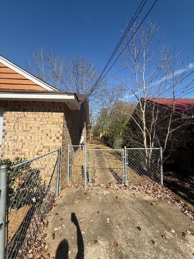 Building Photo - ** 3 Bed 2 Bath located in Regency Park ** call 334-366-9198 to schedule a self showing