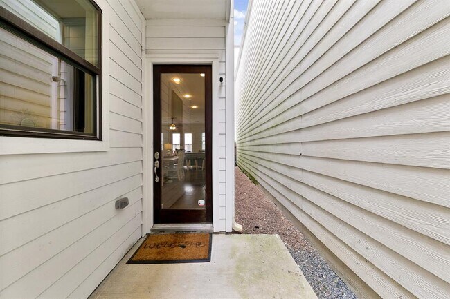 Building Photo - 5633 Petty St