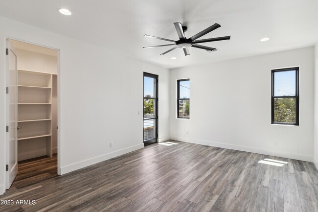 Building Photo - 902 W Hazelwood St