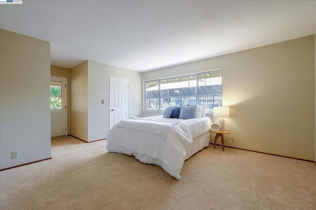 Building Photo - 24665 Sylvan Glen Ct