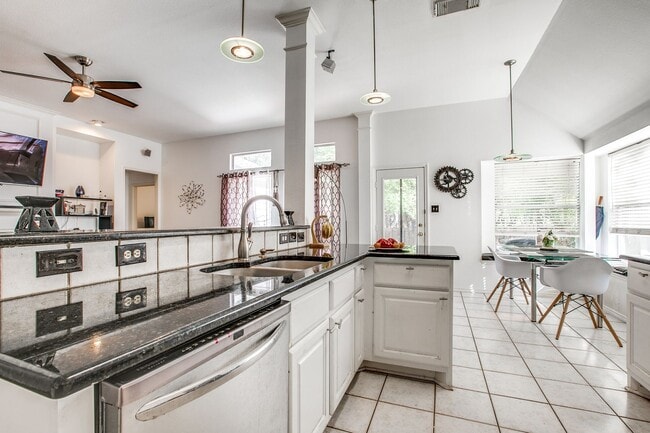 Building Photo - Charming Single Story Home In Gated Oakridge Pointe!