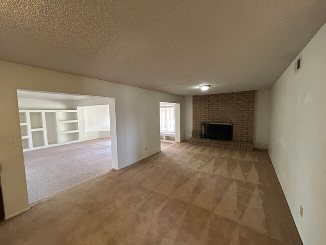 Building Photo - 570 N Villa Nueva Dr