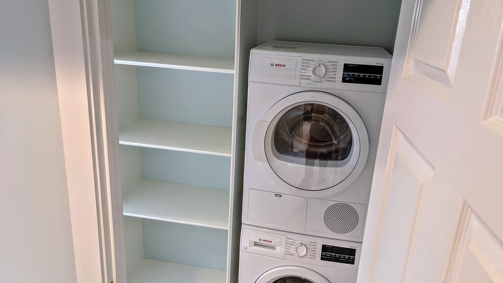 Building Photo - 917 Hendricks Ave