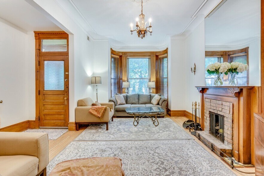 Building Photo - 921 W Newport Ave