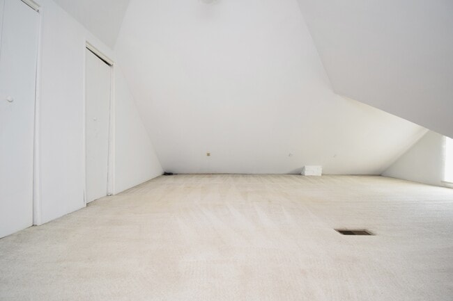 Building Photo - 23 E Parkwood Dr