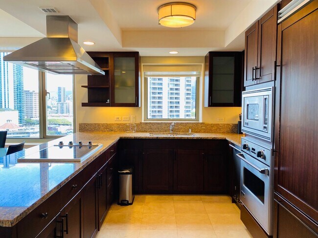 Building Photo - Fully furnished unit in Waikiki!