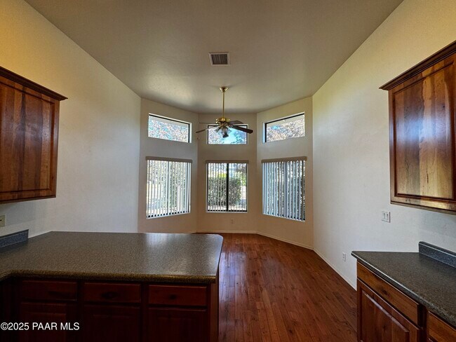 Building Photo - 3750 N Meadowlark Dr