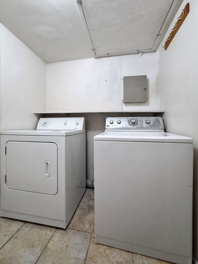 Building Photo - 2704 San Pedro St