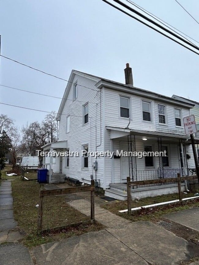 Building Photo - Renovated 3 Bed with parking! Eligible for $500 Security Deposit.