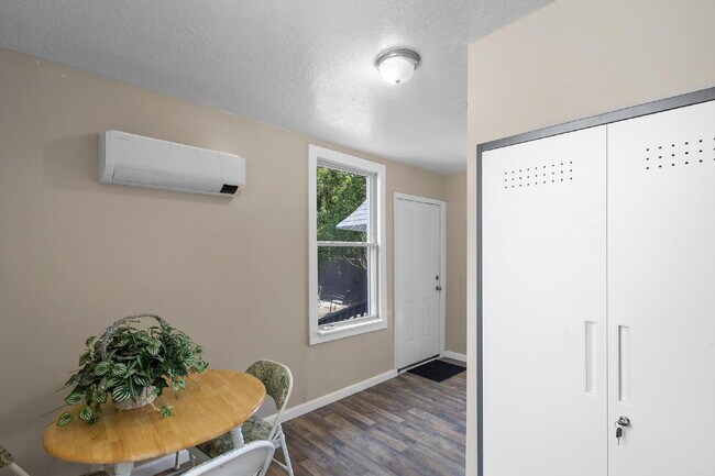 Building Photo - Sweet Cottage, minutes away from the University and Hospitals!