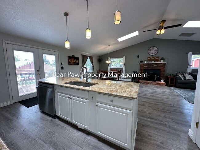 Building Photo - "Charming 3-Bedroom Retreat in Scenic Evergreen!