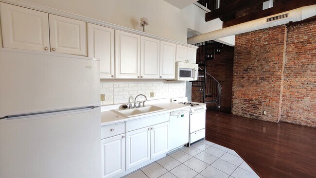 Building Photo - 1705 E Carson St