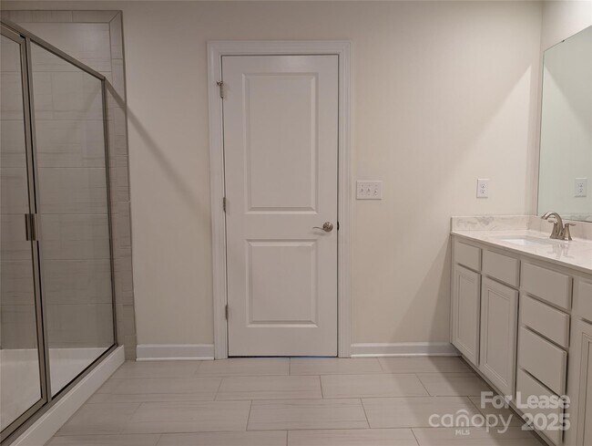 Building Photo - 5906 Fenway Dr