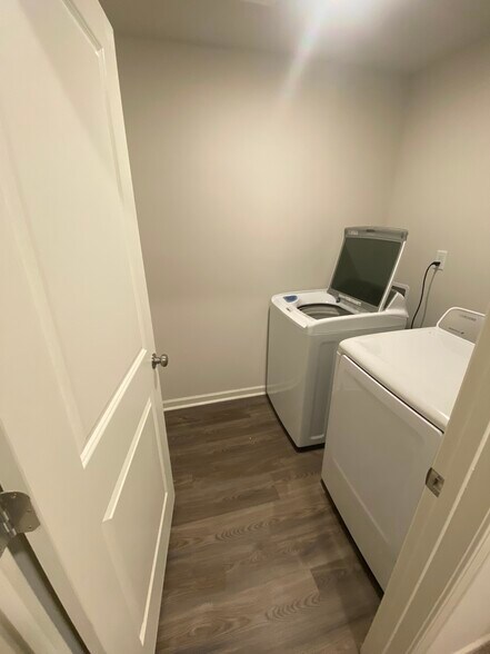 Building Photo - 427 Silo Ct