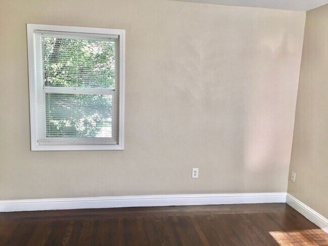 Building Photo - 2 Bed, 1 Bath Duplex Unit with Garage in P...